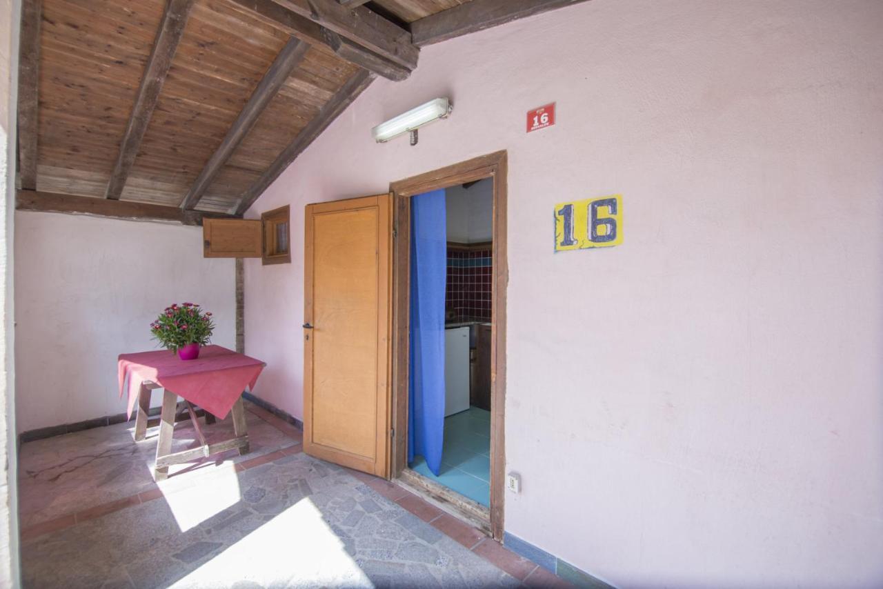 Campeggio Villaggio Sos Flores ตอร์โตลี ภายนอก รูปภาพ